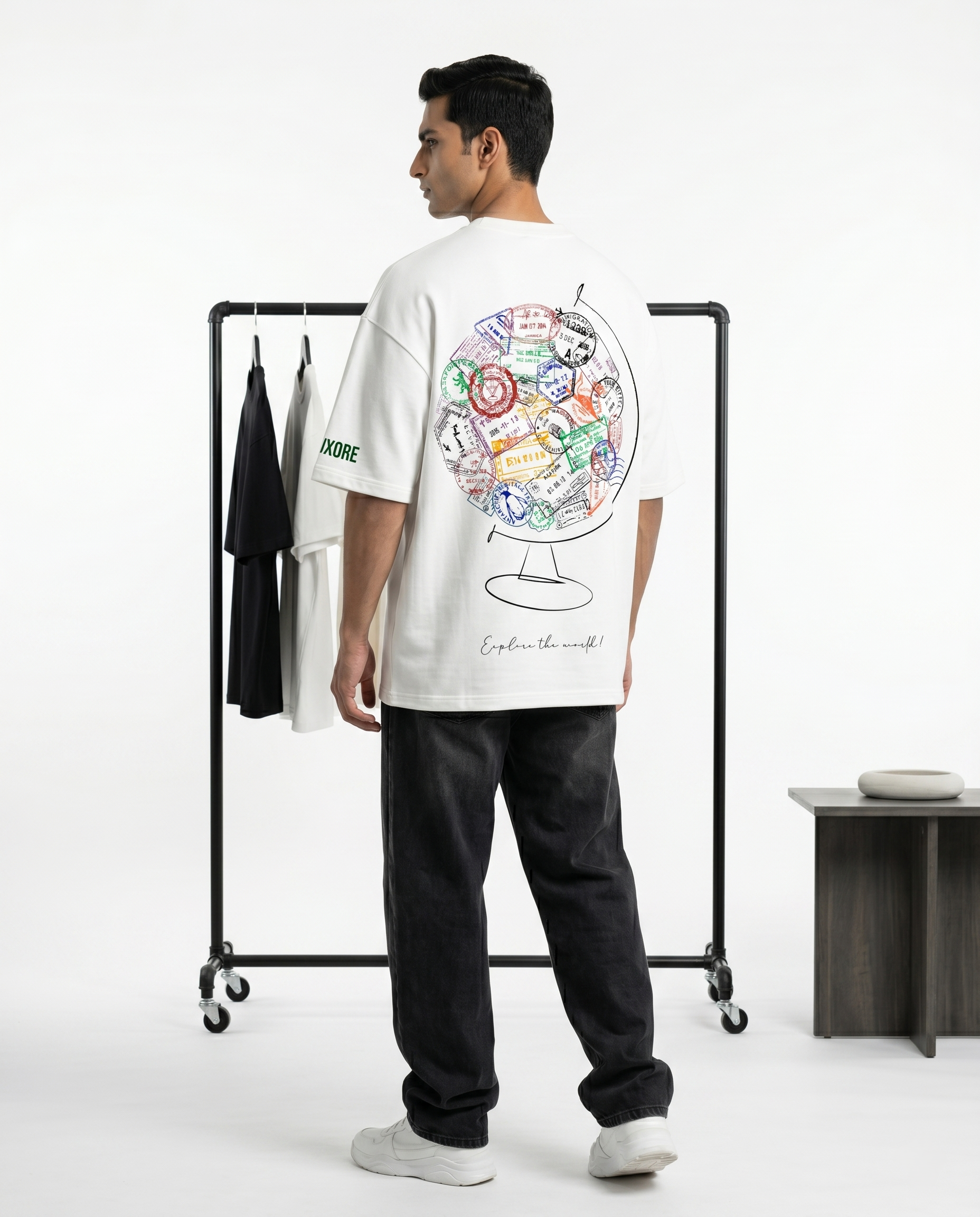 LUXORÉ THE WORLD FULL OF STAMPS GRAPHIC PRINTED TEE