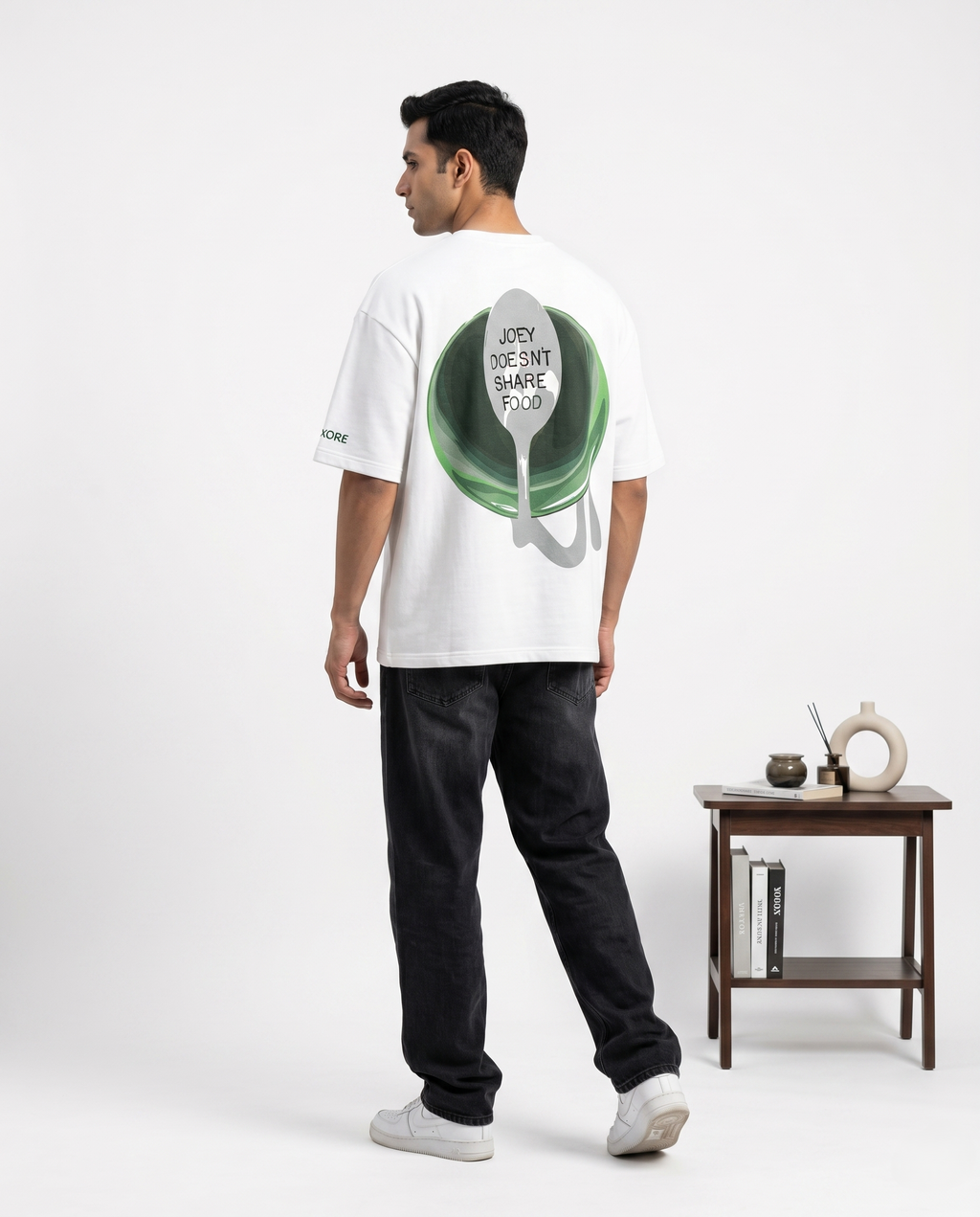 LUXORÉ JOE DOSEN'T SHARE FOOD GRAPHIC PRINTED TEE