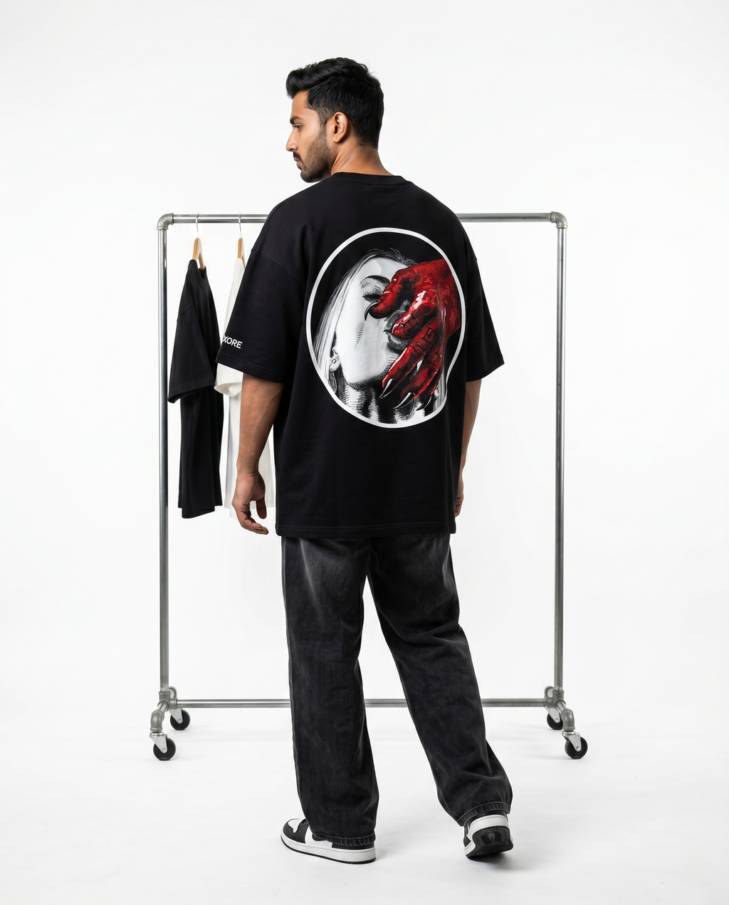 HELL FINGER PRINTED GRAPHIC TEE
