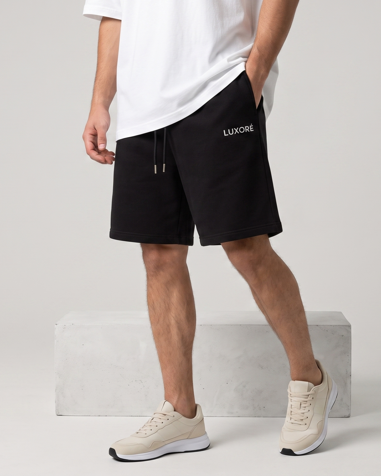 STRAIGHT FIT SHORTS IN BLACK