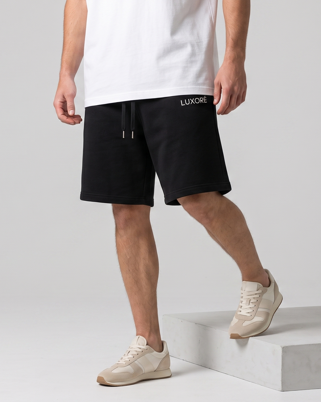 STRAIGHT FIT SHORTS IN BLACK