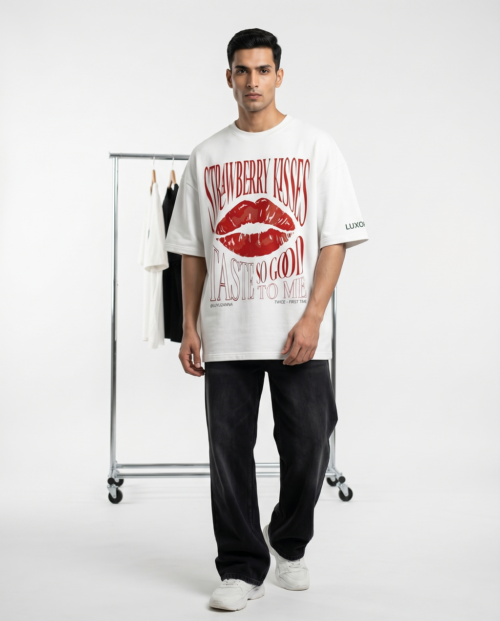 LUXORÉ STRAWBERRY KISSES CLUB GRAPHIC PRINTED TEE
