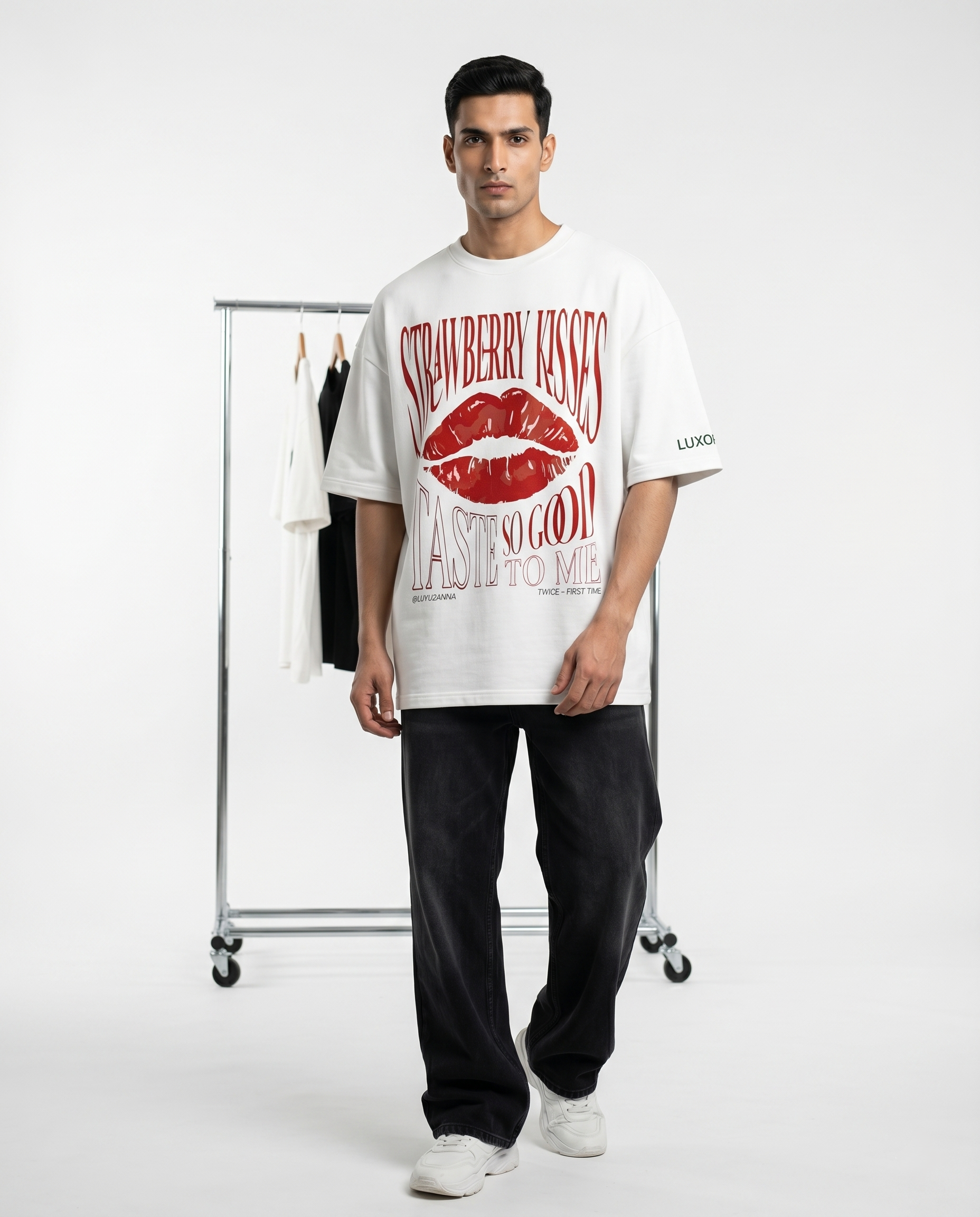 LUXORÉ STRAWBERRY KISSES CLUB GRAPHIC PRINTED TEE
