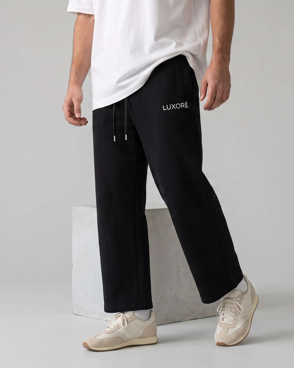 STRAIGHT FIT UNISEX PANTS IN BLACK