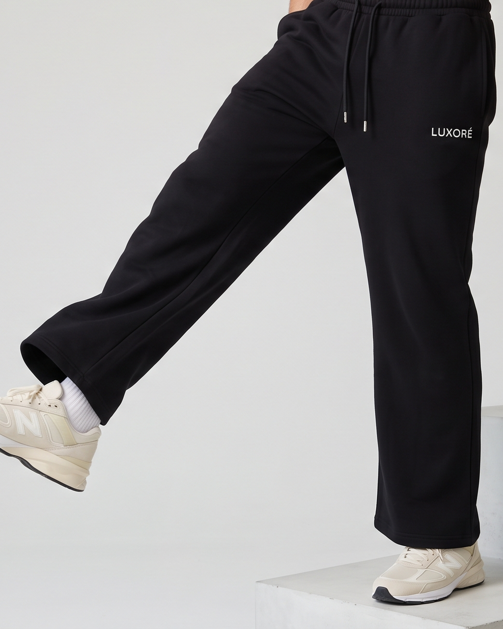 STRAIGHT FIT UNISEX PANTS IN BLACK