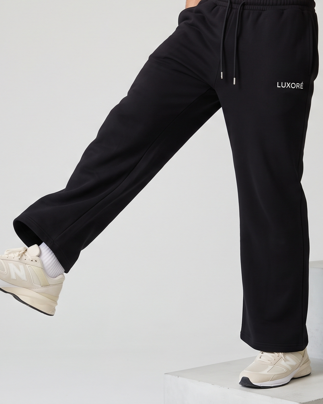 STRAIGHT FIT UNISEX PANTS IN BLACK