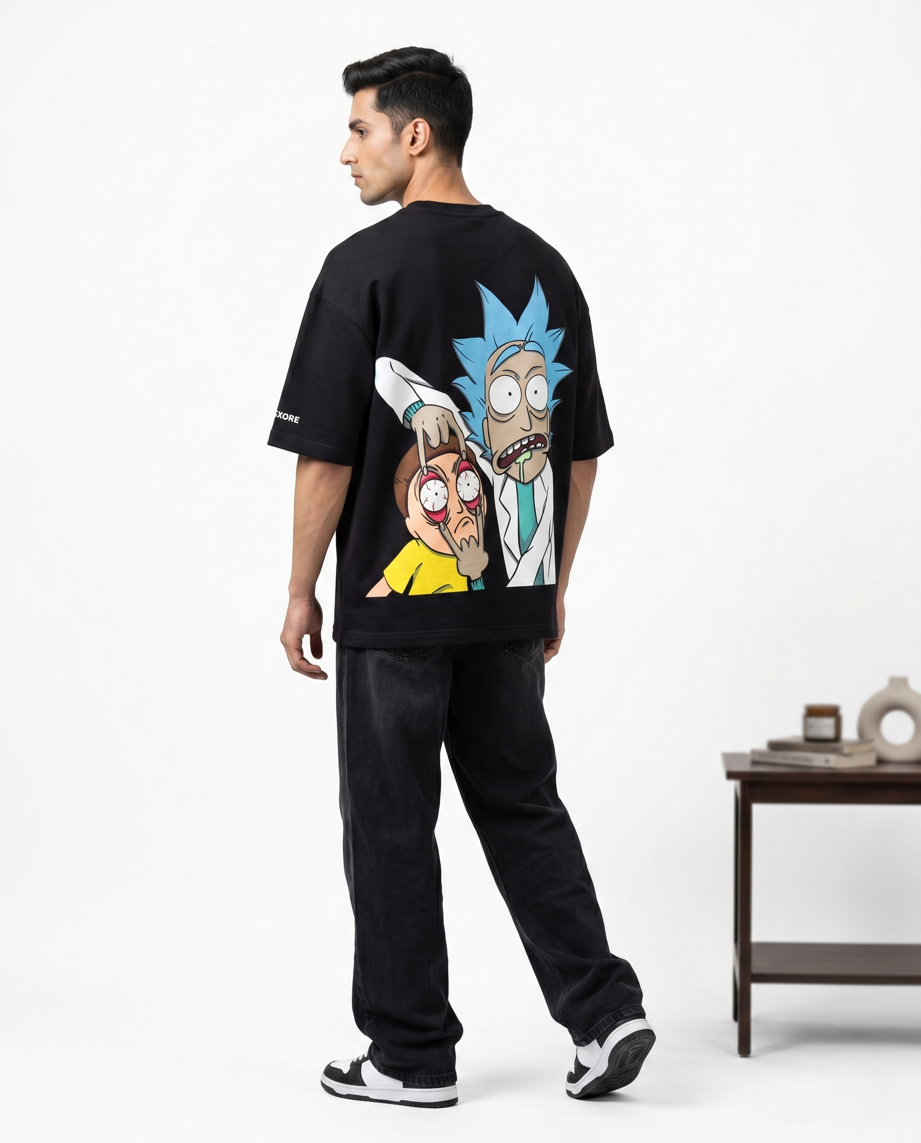 LUXORÉ RICK & MORTY LOOK GRAPHIC PRINTED TEE